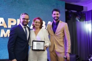 Catia recebeu o prêmio de Lucas Fonseca e Charles Souza