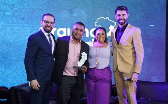 FundArt recebeu o troféu das mãos dos fundadores do Orgulho Capixaba: Lucas Fonseca e Charles Souza