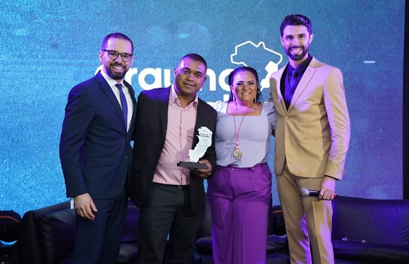 FundArt recebeu o troféu das mãos dos fundadores do Orgulho Capixaba: Lucas Fonseca e Charles Souza