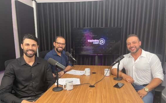 Os apresentadores Charles Souza e Lucas Fonseca com o Dr. Fernando Guedes no estúdio do Capixaba Cast